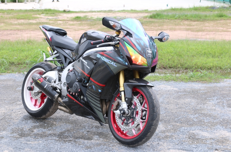 Honda CBR 1000RR “chơi” toàn đồ hiệu tại Sài Gòn.