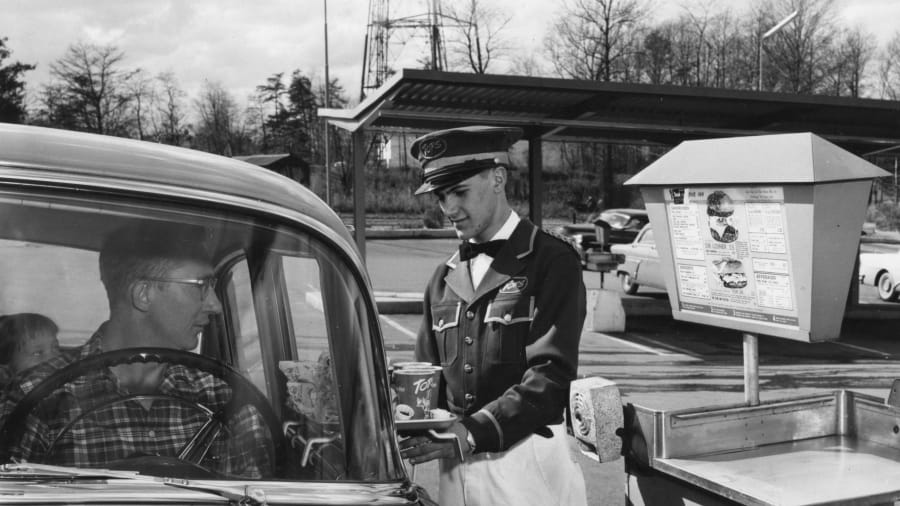 Kinh doanh ẩm thực thời Covid-19: Phục vụ khách tại cửa xe hơi ​