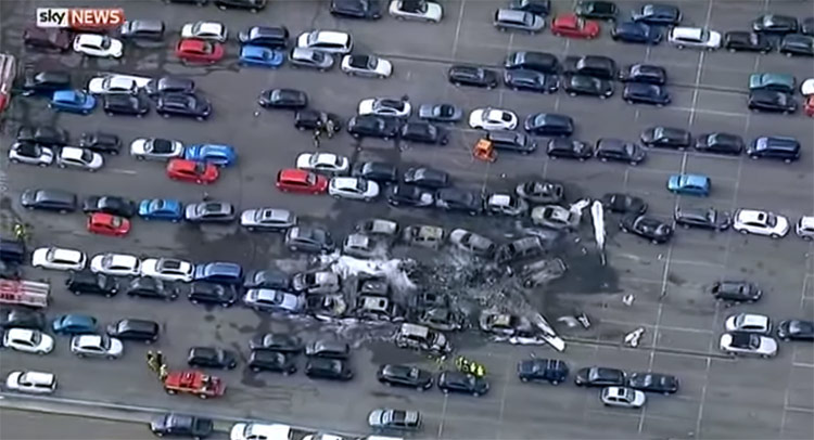 Máy bay nhà Bin Laden đâm xuống bãi xe, 4 người thiệt mạng