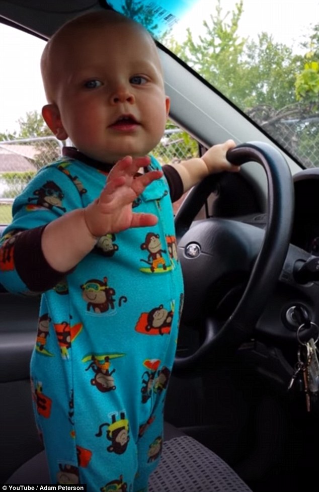 Bé 17 tháng tuổi nhảy hip-hop cực “cute” trên ô tô