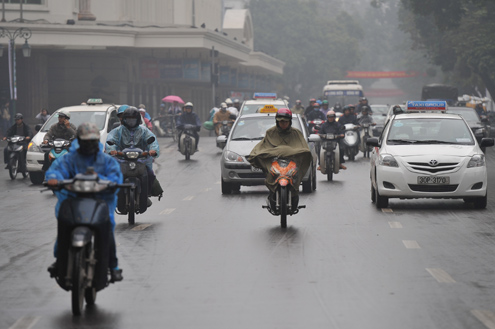 Những chiêu giữ ấm khi đi xe máy ngoài trời mưa lạnh