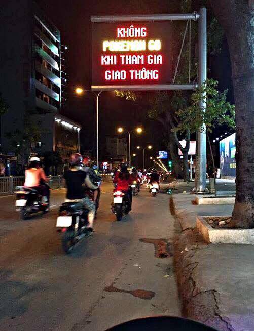 TP.HCM cảnh báo không chơi Pokemon Go khi lái xe