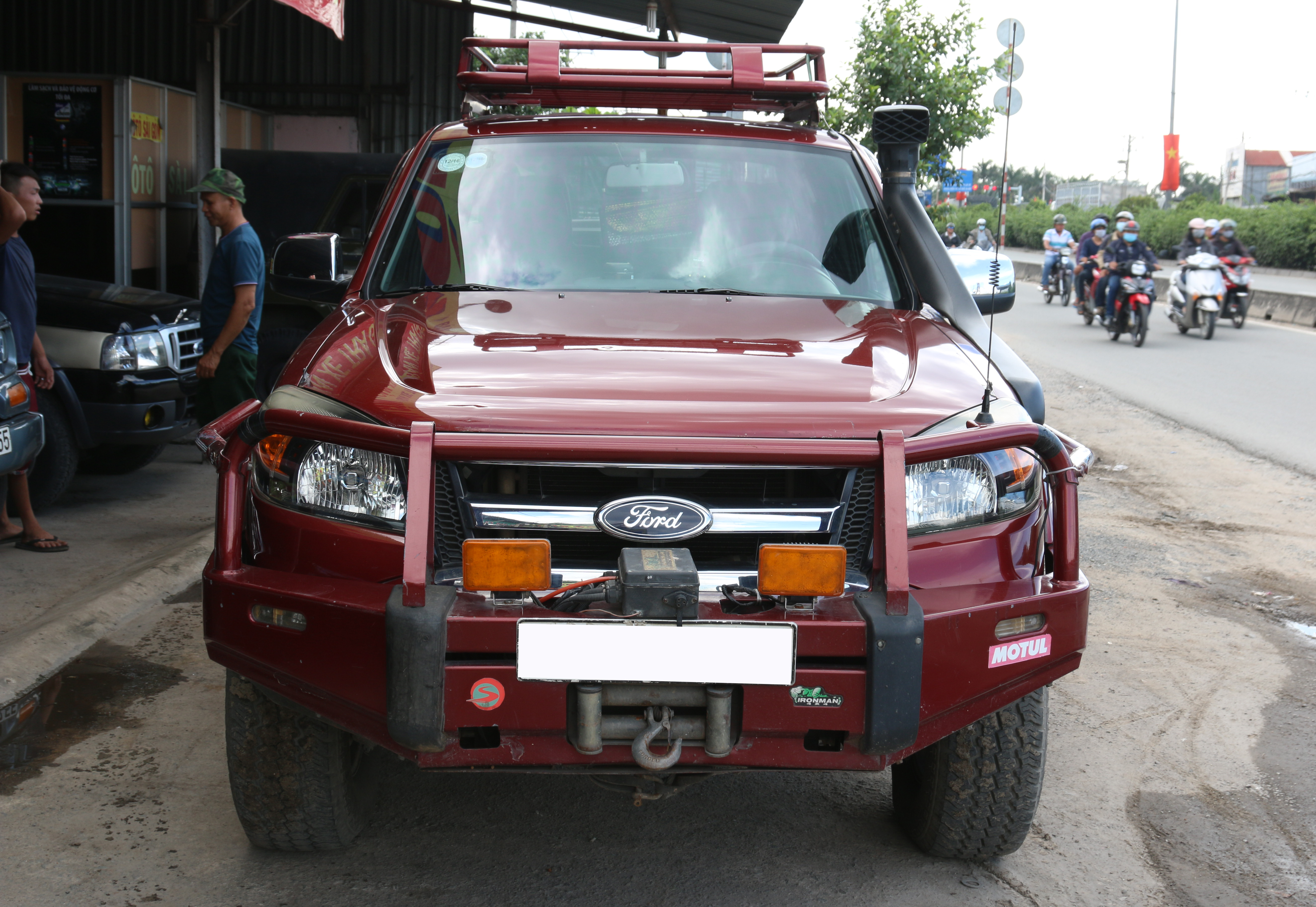 Ford Ranger “cũ”độ cực ngầu của tay chơi offroads Sài Thành.