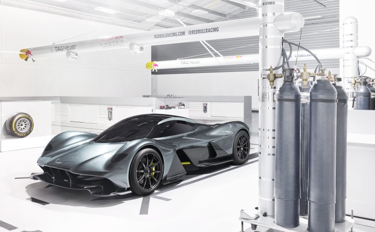 Aston Martin AM-RB 001 khi xe đua ra phố