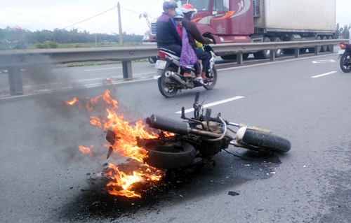 Xe máy bốc cháy, cô gái hốt hoảng bỏ chạy