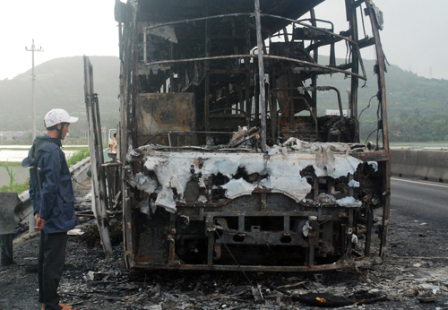 Xe giường nằm bốc cháy, hàng chục hành khách hoảng loạn