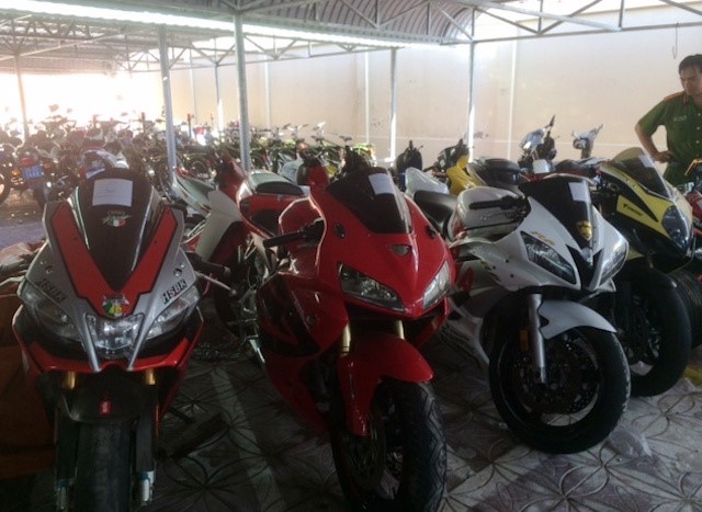 Hàng loạt xe mô tô phân khối lớn nghi ngờ nhập lậu