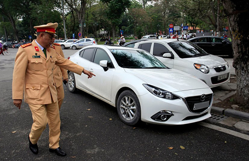 Hà Nội “đòi” vỉa hè, hơn 1.000 tài xế bị phạt