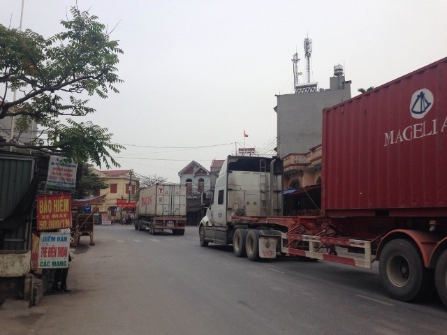 Kinh nghiệm lái xe an toàn khi gặp xe container