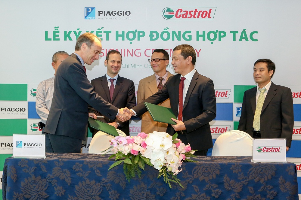 Piaggio thay hết dầu nhớt xe bằng Castrol