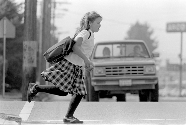 Trẻ không thể tự sang đường an toàn trước 14 tuổi