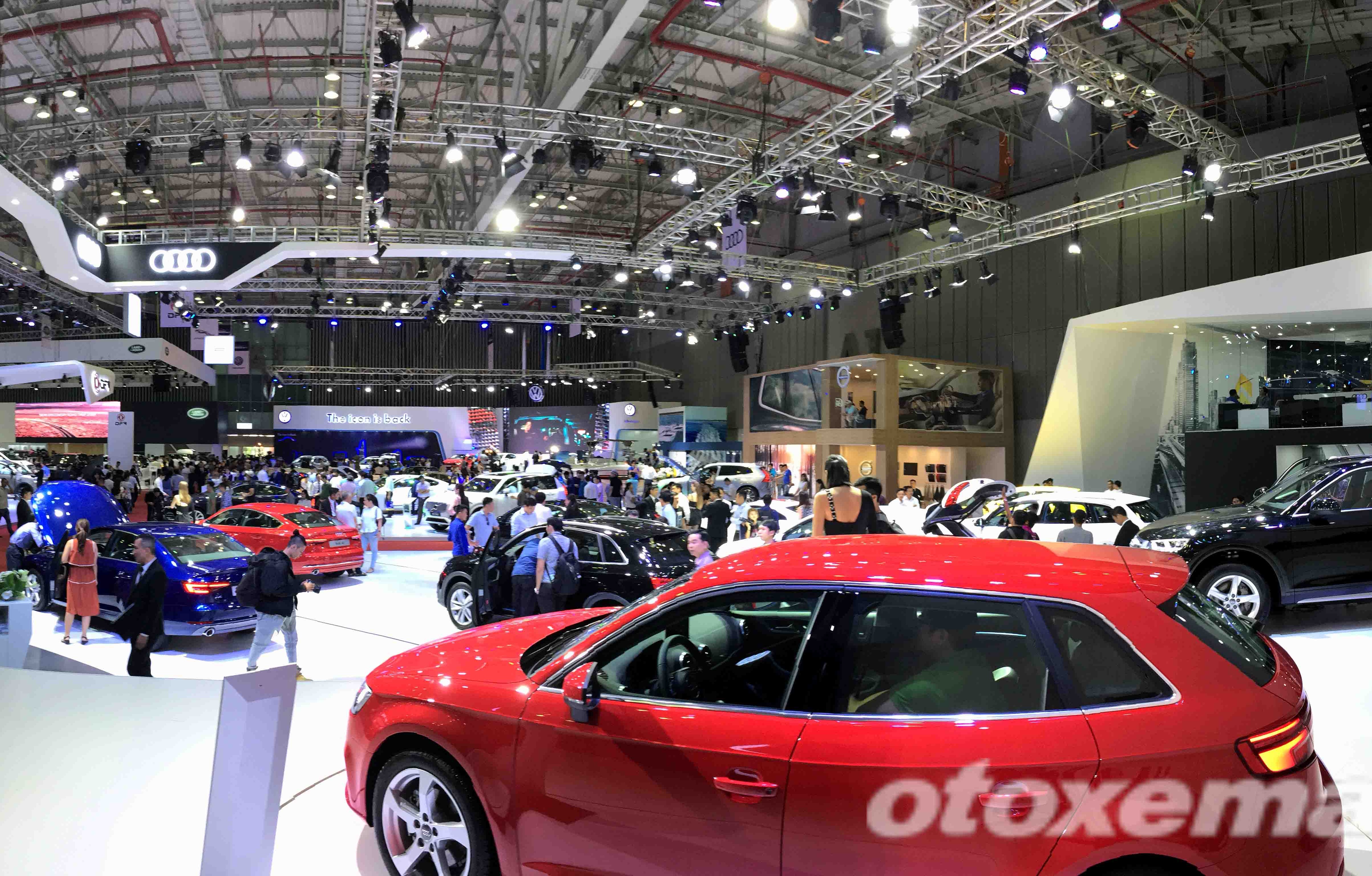 Nhập khẩu ôtô tháng 10 chạm đáy