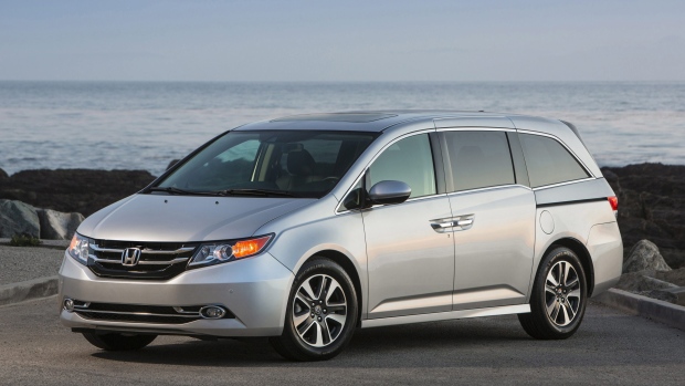 Honda Odyssey bung ghế sau khiến hàng chục người bị thương