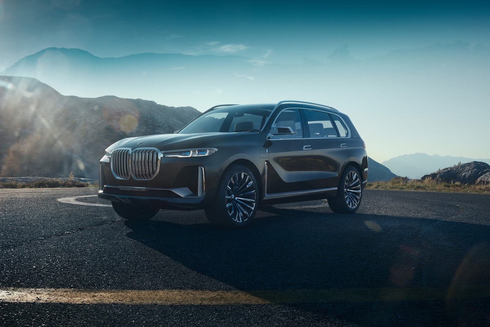 BMW X7 Concept “gặp nạn” trên đường đến Triển lãm Ôtô Detroit