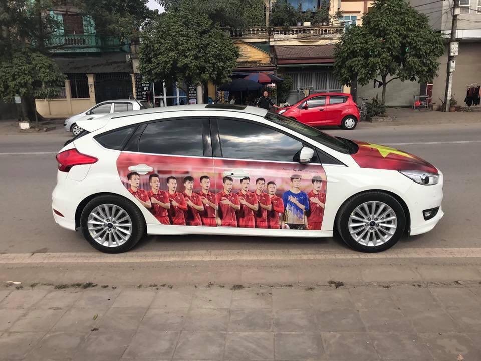 Hàng loạt xế hộp sắm “áo mới” cổ vũ U23