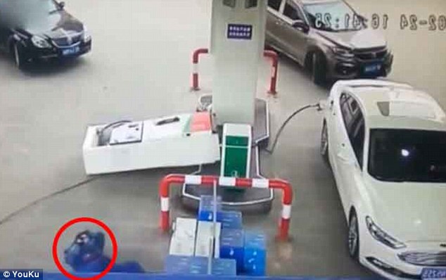 Nữ tài xế kéo đổ cả cột bơm xăng