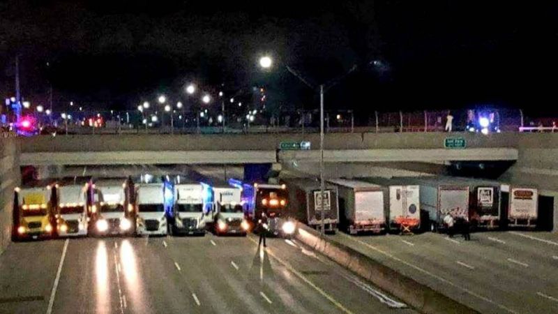 Hơn chục xe tải xếp hàng ngăn người đàn ông nhảy cầu tự tử