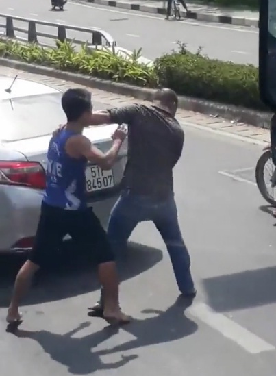 Va chạm giao thông, tài xế lôi nhau ra giữa đường “đấm boxing”