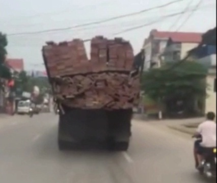 Hết hồn xe tải chở gạch vừa đi vừa “làm xiếc”