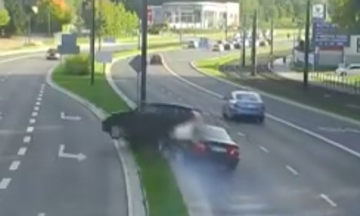 Chuyển làn không nhìn gương chiếu hậu và cái kết đắng