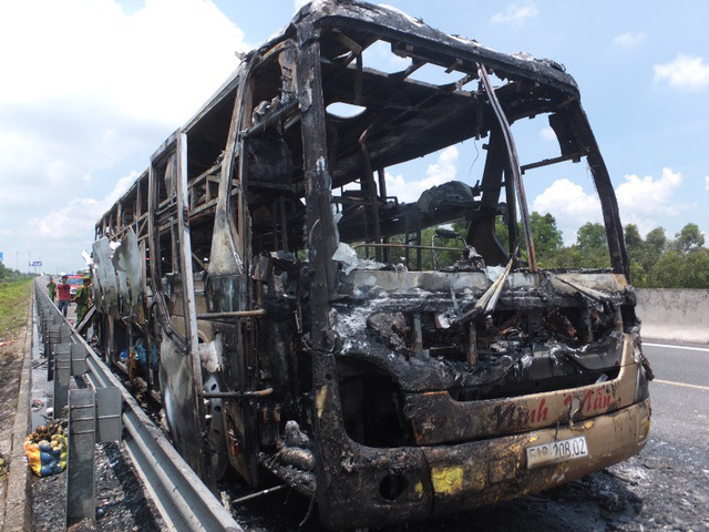 Xe giường nằm bốc cháy dữ dội, hàng chục người thoát chết