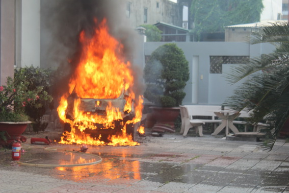 Đồng Nai: Ôtô bốc cháy dữ dội trước cửa khách sạn