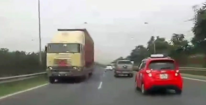 “Hết hồn” container chạy ngược chiều trên đại lộ Thăng Long