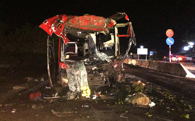 Xe khách “nát đầu”, 12 người bị thương nặng