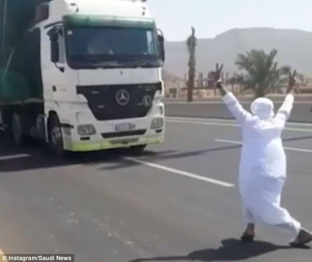 Hết hồn với người đàn ông nhảy múa trước đầu xe tải đang chạy