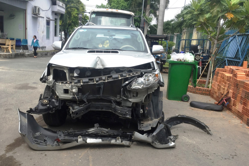 Toyota Fortuner đâm liên hoàn 3 xe máy trên xa lộ Hà Nội