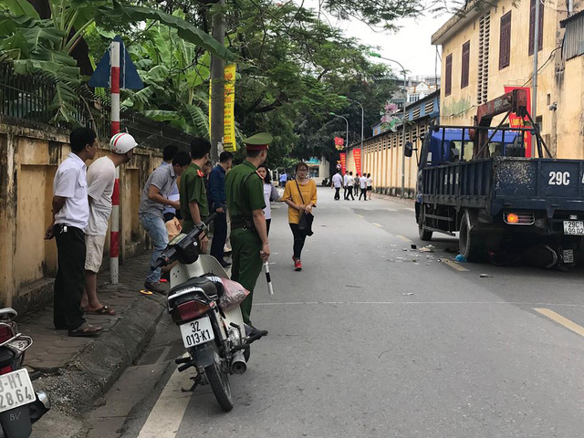 Xe tải lùi húc vào xe máy, thai phụ “văng” con ra ngoài