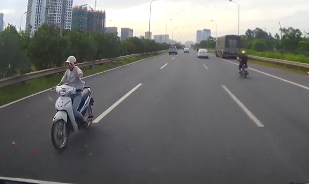 “Ninja” thản nhiên đi ngược chiều trên cao tốc Láng - Hòa Lạc