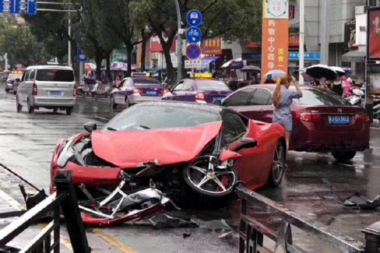 Vừa làm quen, nữ tài xế đã cho siêu xe Ferrari “toác đầu”