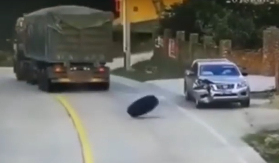 Tài xế “suýt chết” vì hai lốp xe “trên trời rơi xuống”