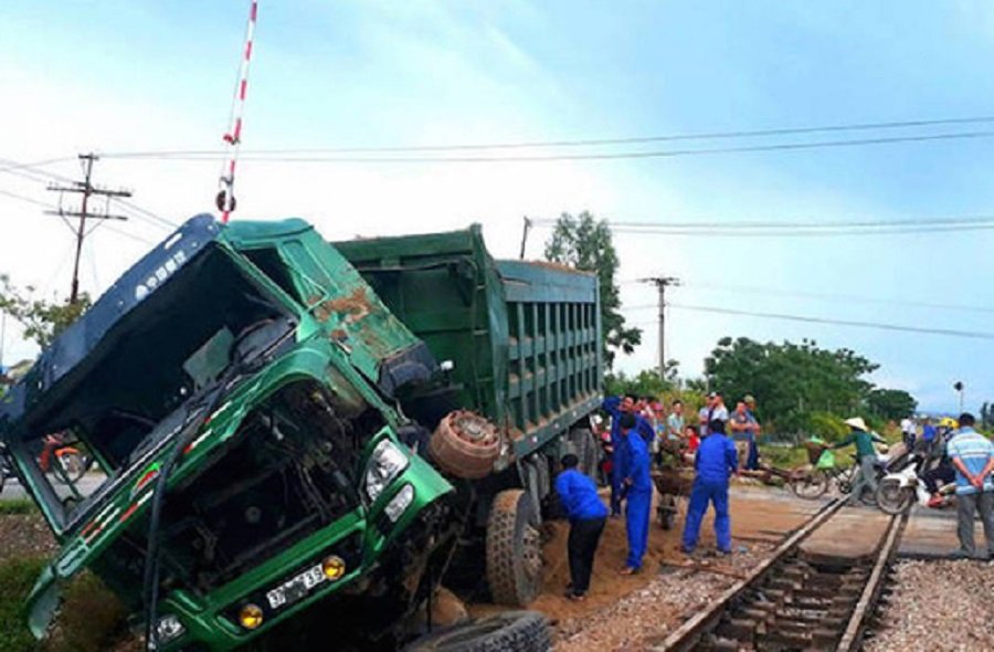 Xe tải chết máy bị tàu hỏa hất văng