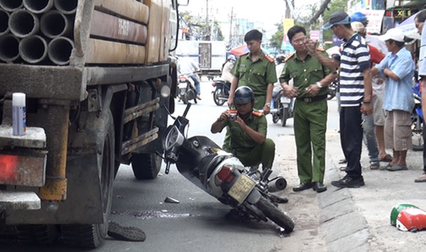 Lọt vào gầm xe tải, tài xế Grabbike thiệt mạng khi chở khách