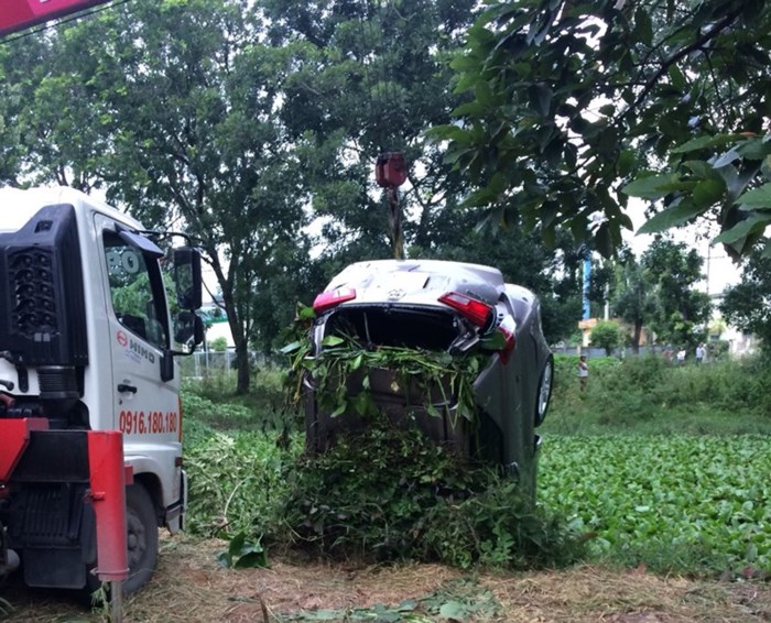 Xe Innova “tập lái”, tông chết người làm vườn