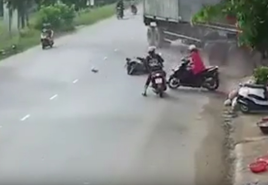 Video: Kinh hoàng container tông vào nhà dân, nhiều người thương vong