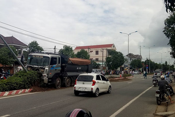 Va chạm với xe ben, người đàn ông “biến dạng” dưới cột biển báo