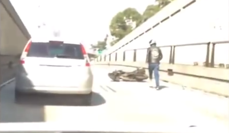 Trả đũa ôtô, xe máy văng vào lề đường