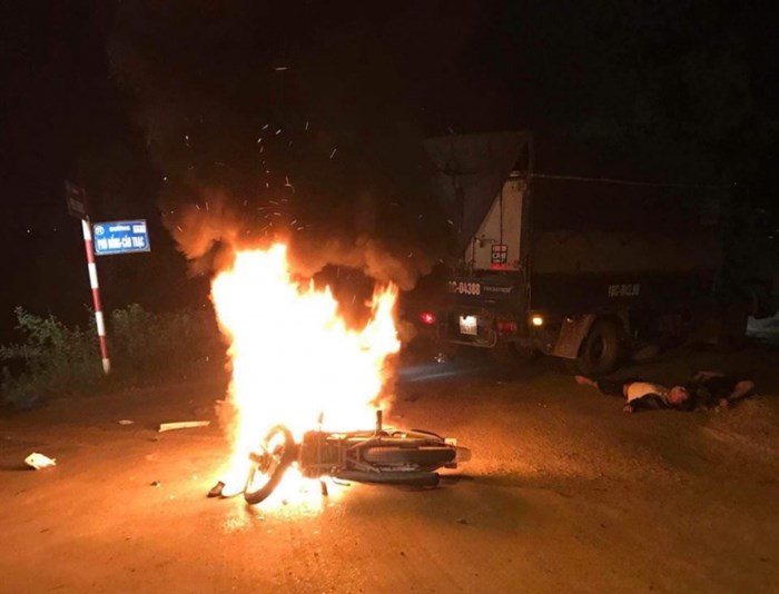 Xe máy cháy ngùn ngụt sau va chạm, hai anh em thương vong