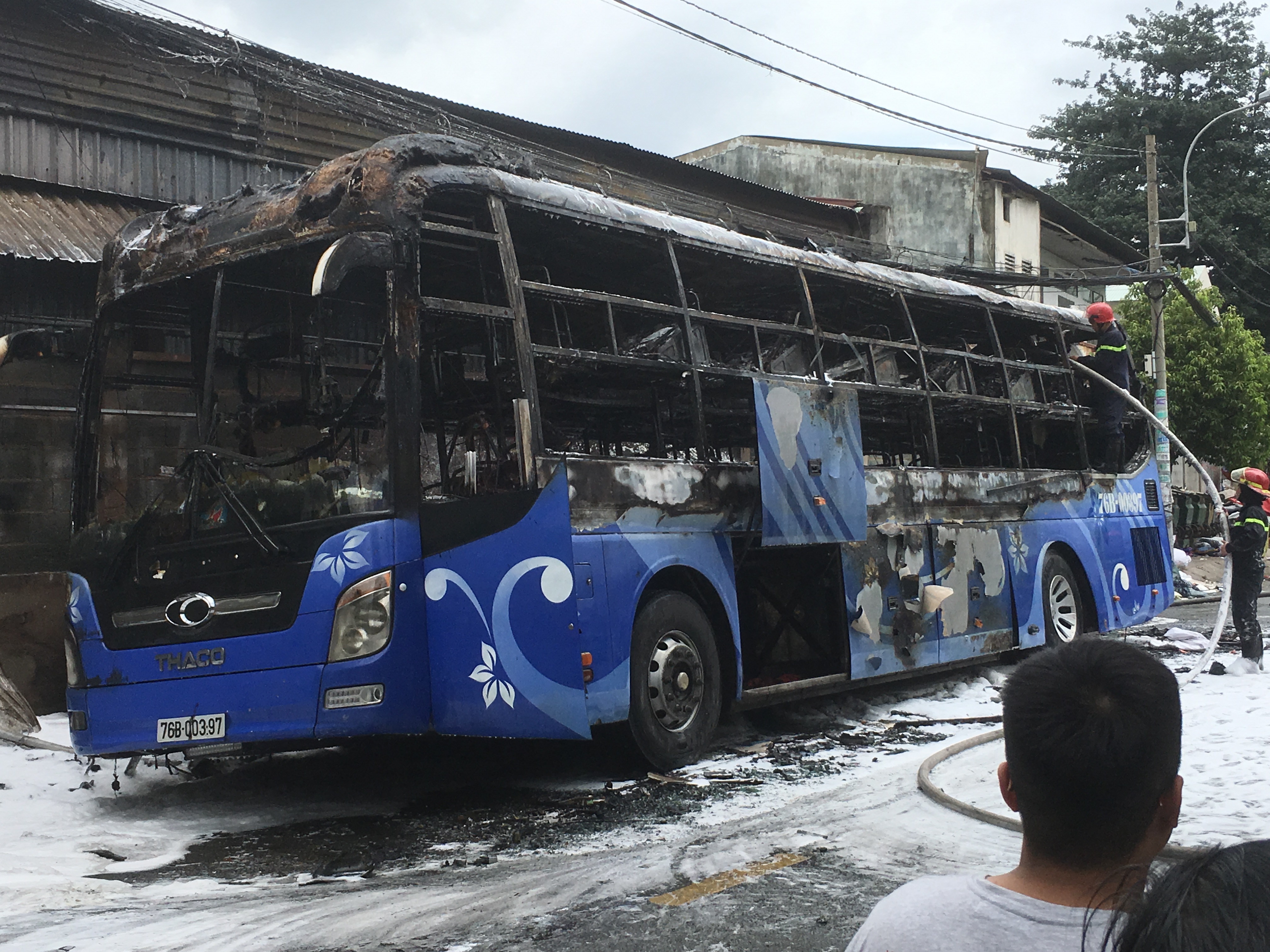Xe khách cháy trơ khung giữa đường phố Sài Gòn