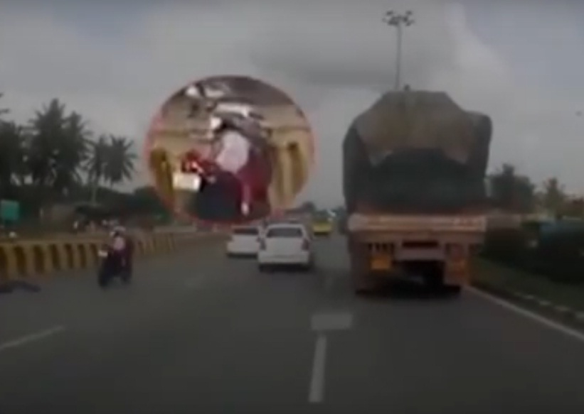 Video: Bố mẹ văng khỏi xe sau tai nạn, con nhỏ một mình phóng như bay