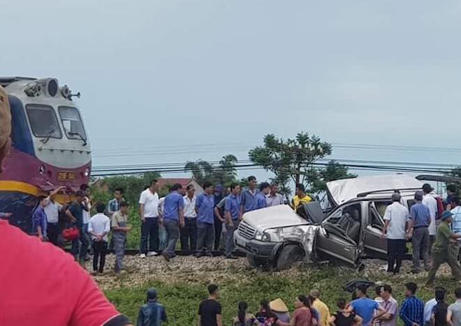 Ôtô bị tàu hoả kéo lê, 4 người thương vong