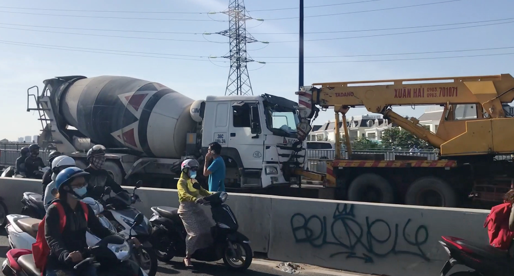 Xe trộn bê tông đâm loạn xạ, giao thông cầu Sài Gòn tê liệt