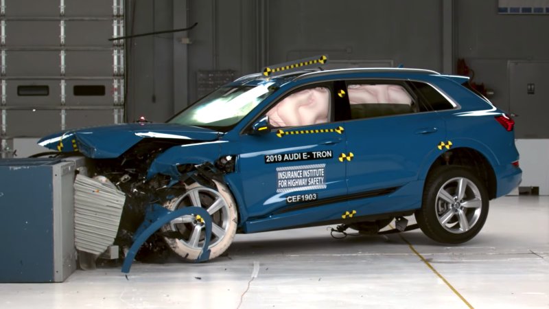 Audi e-tron đạt chuẩn an toàn cao nhất, đánh bại Chevrolet Bolt