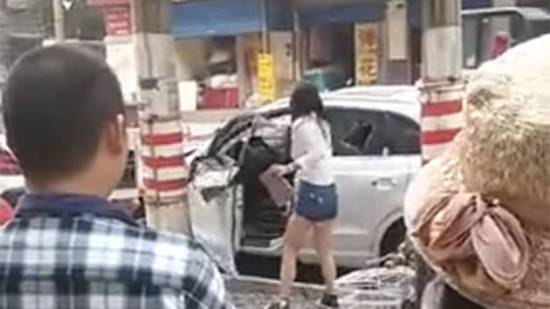 Điên cuồng phá nát Audi Q7 mới cứng vì chê xe quá nhỏ