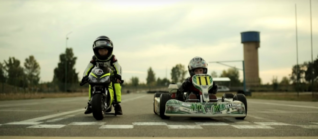 Màn rượt đuổi điêu luyện của tay đua nhí