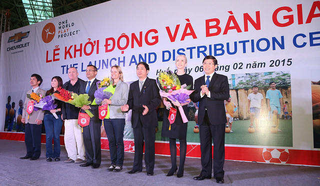 44.520 quả bóng siêu bền sẽ đến tay trẻ em có hoàn cảnh khó khăn