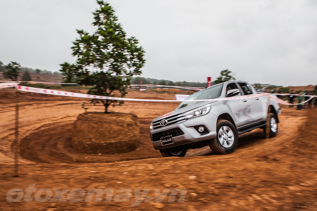 Chơi off-road với Toyota Hilux 2016